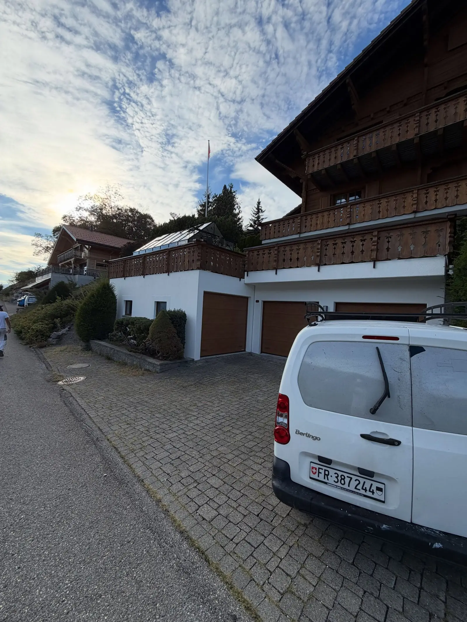 Chalet de Charmey avec le fourgon de l'entreprise devant les garages