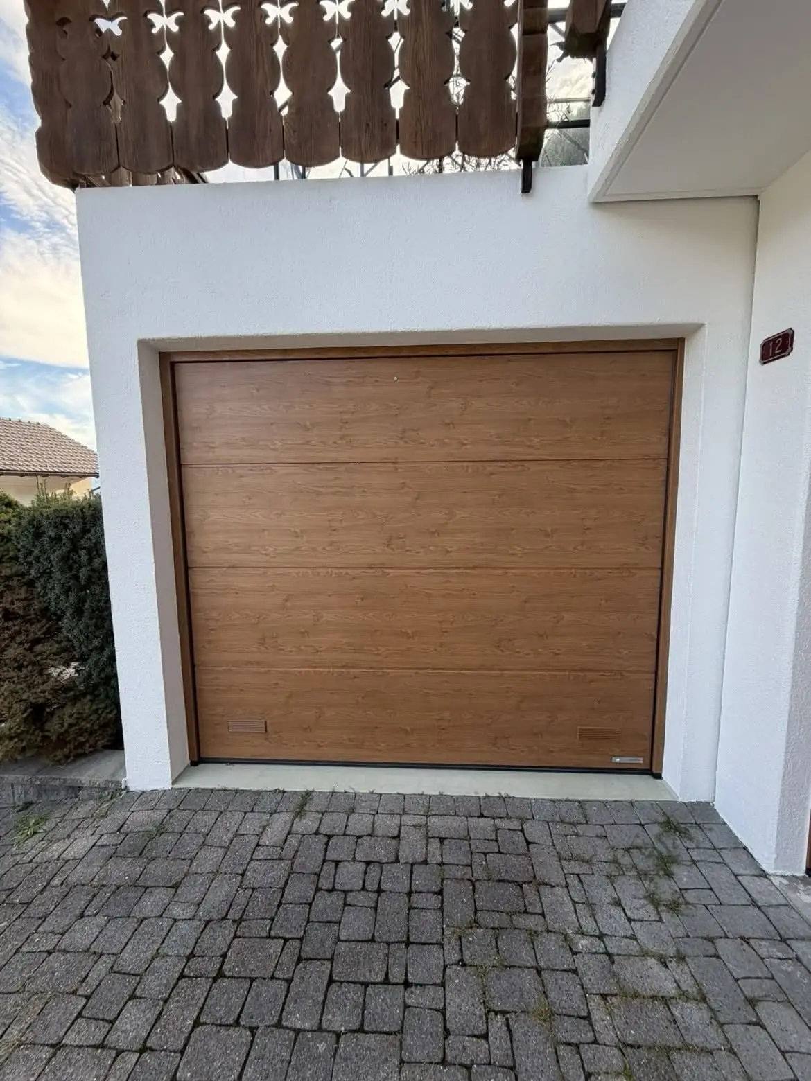 Porte de garage en bois après remise en teinte