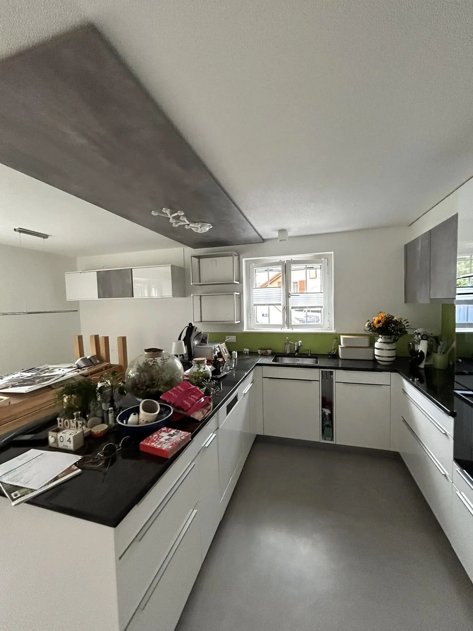 Cuisine sous pente avec plafond repeint en gris