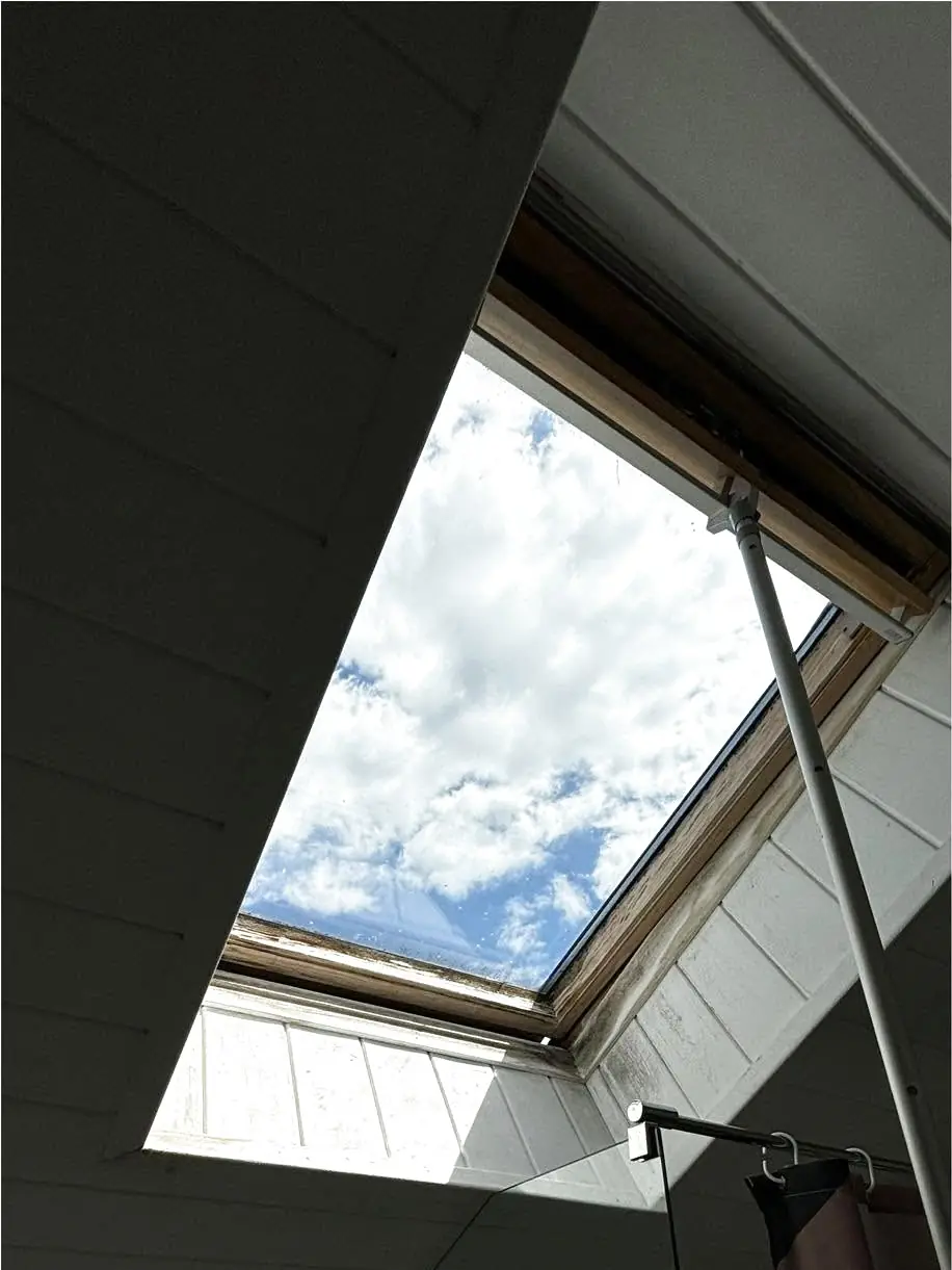 Avant : La douche sous velux avant et après la reprise du lambris.