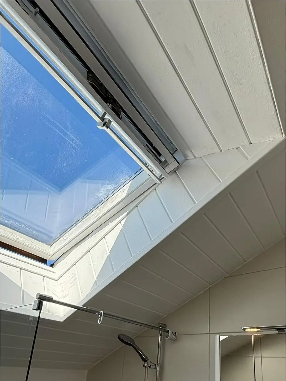 Après : La douche sous velux avant et après la reprise du lambris.