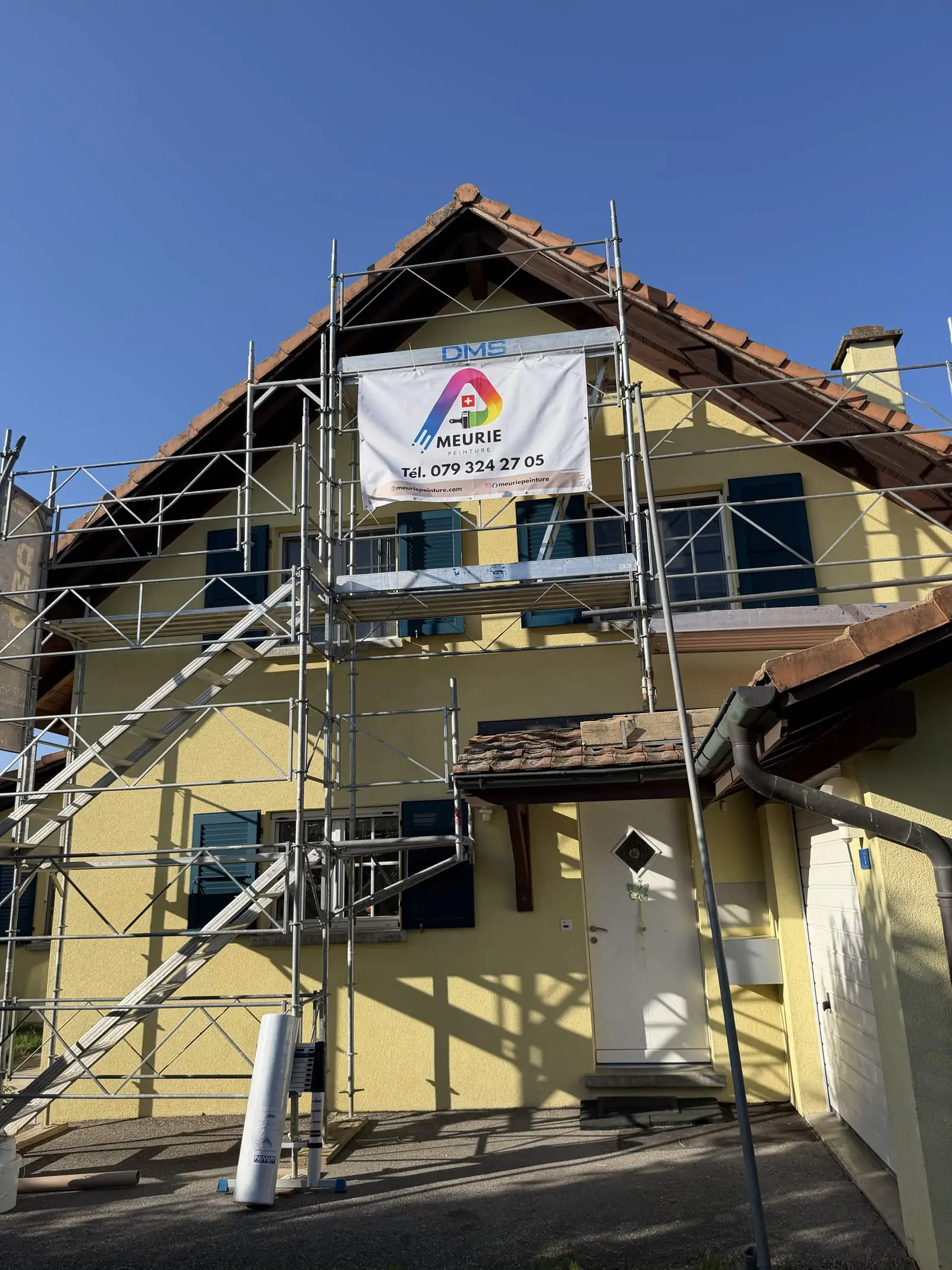 Pignon jaune sous échafaudage avec la bâche Meurie Peinture