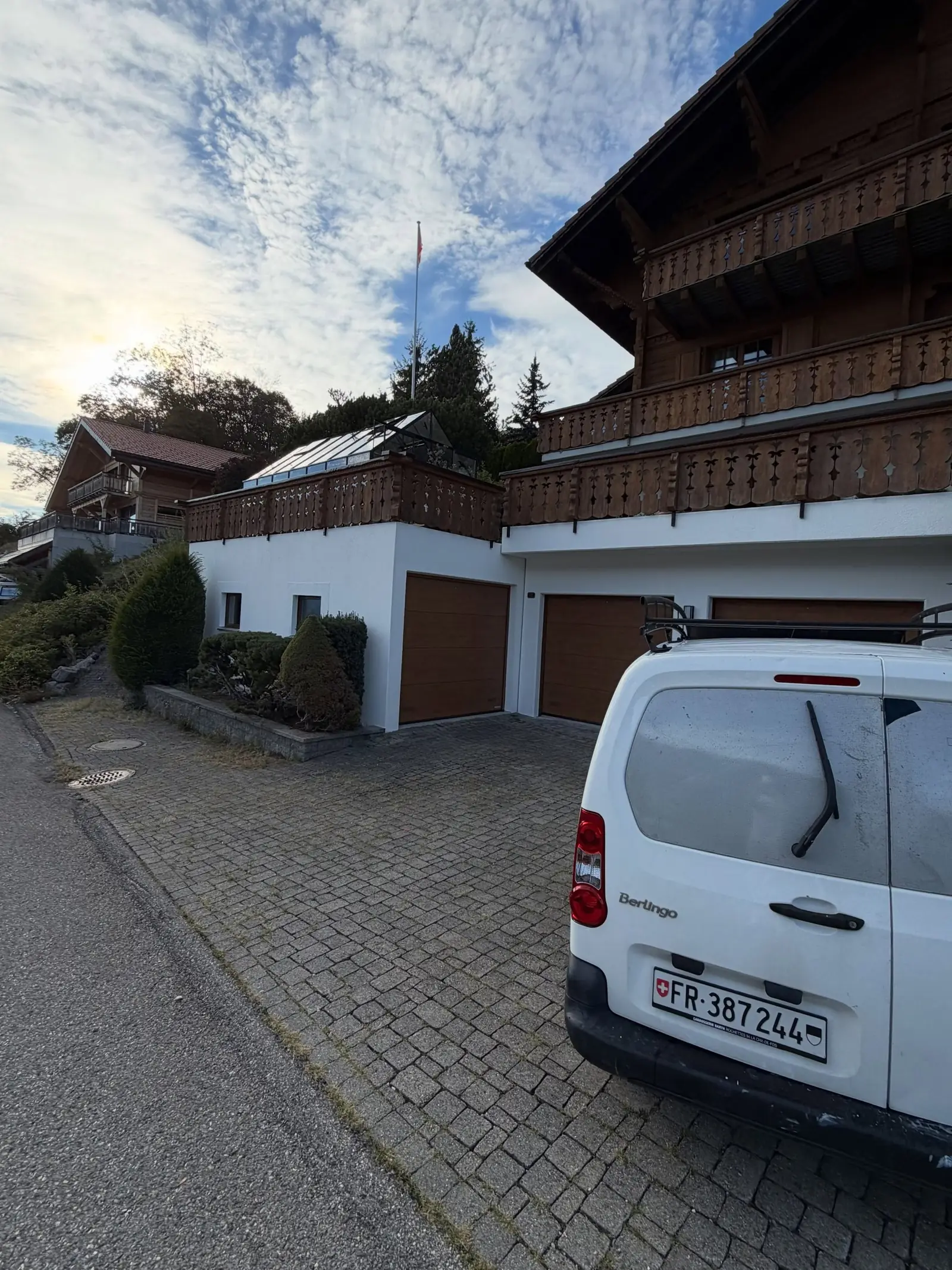 Chalet à Charmey, façade et boiseries repeintes par Meurie Peinture