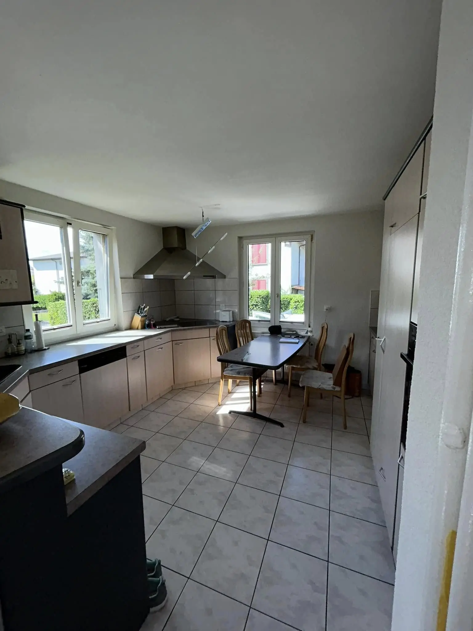 Cuisine ouverte sur la salle à manger après remise en peinture